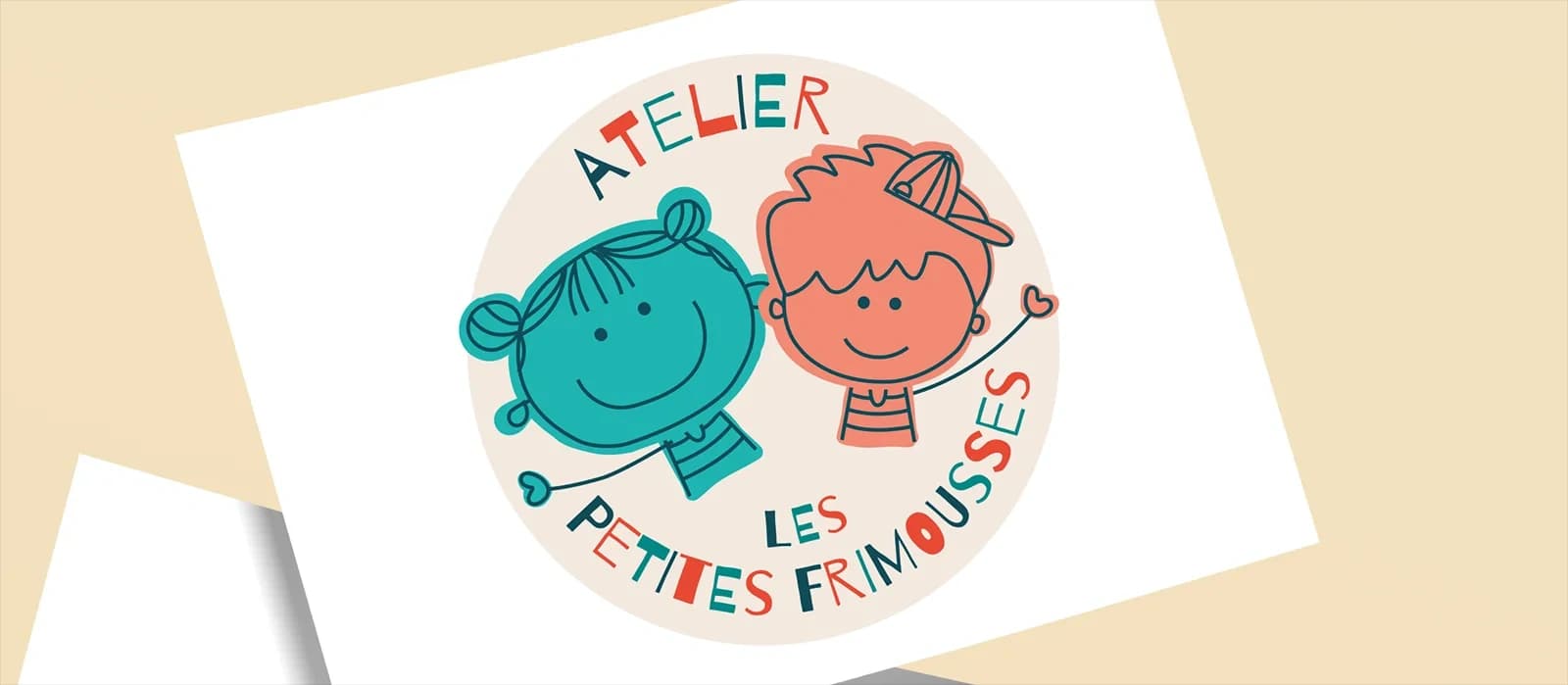 Logo des Petites Frimousses appliqué sur une enseigne